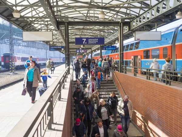 Praag, Tsjechische Republiek, 23 maart 2019: Mensen op het perron van de trein instappen en verlaten van de trein in het Prague belangrijkste treinstation genaamd Hlavni nadrazi, zonnige lente — Stockfoto