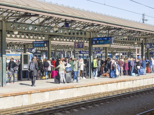 Praag, Tsjechische Republiek, 23 maart 2019: Menigte van mensen op het perron wachten op de trein op het centraal station van Praag genaamd Hlavni nadrazi, zonnige lente — Stockfoto