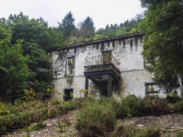 Abondoned ruin of historical villa house in tropical forest on footpath hiking trail near Furnas, Sao Miguel island, Azores, Portugal — Stock Photo, Image