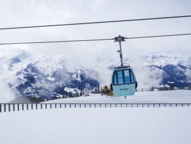 Zell Am See, Avusturya, 14 Mart 2019: Mavi teleferik teleferik kabin Smittenhohe Dağı'nda kar ile Kaprun Kayak alanı üst tepeleri kaplı