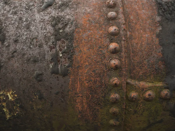 Close up de uma linha de tubulação de água de aço marrom e laranja enferrujado com bungs e descascando a cor. Industrial abstrato textura fundo — Fotografia de Stock