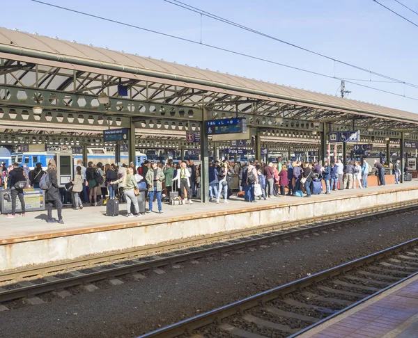 Прага, Чехия, 23 марта 2019 года: Толпа людей на железнодорожной платформе ждут поезд на главном железнодорожном вокзале Праги под названием Hlavni Nadrazi, весенний солнечный день — стоковое фото