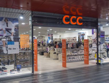 Prag, Çek Cumhuriyeti, Mart 23, 2019: CCC Ayakkabı ve çanta Prag ana tren istasyonunda ön mağaza. CCC Avrupa 'nın en büyük şirketlerinden biri Ayakkabı ticareti konusunda uzmanlaşmıştır