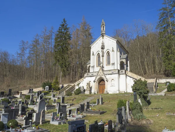 Saint Maximilian Şapeli, Saint John'da eski mezarlıkile barok kilise, Uçurumun altında, Svaty Jan pod Skalou, Çek Cumhuriyeti, bahar güneşli gün, mavi gökyüzü — Stok fotoğraf