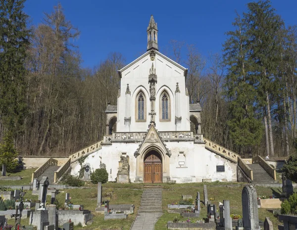 Saint Maximilian Chapel, baroque church with old cemetery in Saint John under the Cliff, Svaty Jan pod Skalou, Czech Republic, spring sunny day, blue sky — Stock Photo, Image