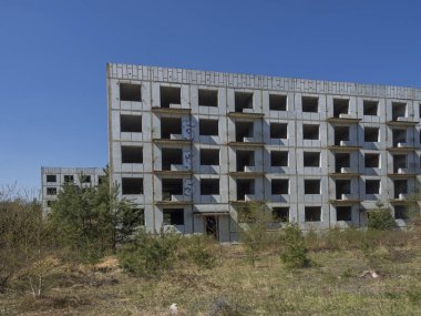 Terk edilmiş harap apartman bloğu, Uranyum madenciliği kenti Ralsko'daki eski Rus asker evleri, Çek Cumhuriyeti, eski askeri bölge bölgesi 1968 ve 1990'ların başında Sovyet askerleri tarafından işgal edildi.