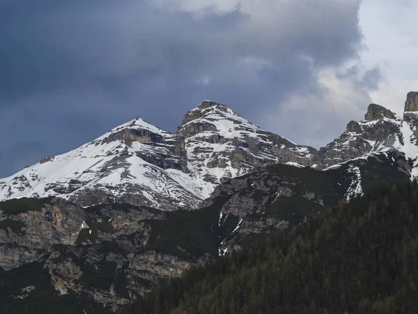 Innsbruck yakınlarındaki Stubaital veya Stubai Vadisi'nde alpen dağ zirveleri ve orman kaplı kar, Tirol, Avusturya, dramatik bulutlar — Stok fotoğraf