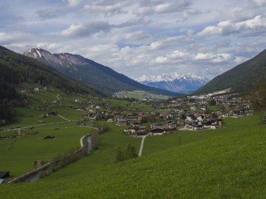 Pastoral bahar dağ kırsal manzara. Innsbruck yakınlarındaki Stubaital veya Stubai Vadisi manzarası, Avusturya köyü Neder ve Neustift im Stubaital, yeşil çayır, karla kaplı alpen dağ zirveleri