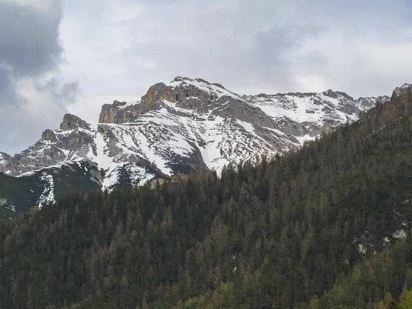 Hóval borított hegycsúcsok és erdők Stubaitalban, a Stubai-völgyben, Innsbruck közelében, Tirol, Ausztria, drámai felhők — Stock Fotó