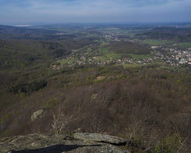 Jizera Dağları jizerske hory Manzara, yemyeşil ladin ağaç ormanı, tepeler ve köy Hejnice, mavi gökyüzü arka plan ile tepe oresnik dağdan görünümü