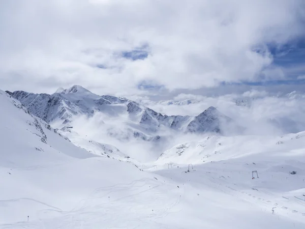 Vinterlandskap med snötäckta bergssluttningar och tomma pister, vår solig dag på skidorten Stubai Gletscher, Stubaital, Tyrolen, österrikiska Alperna. — Stockfoto