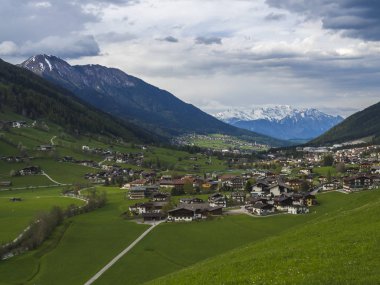Pastoral bahar dağ kırsal manzara. Innsbruck yakınlarındaki Stubaital veya Stubai Vadisi manzarası, Avusturya köyü Neder ve Neustift im Stubaital, yeşil çayır, karla kaplı alpen dağ zirveleri