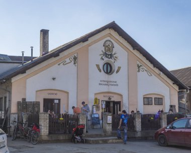 Beroun, Çek Cumhuriyeti, 23 Mart 2019: Rahatlatıcı insanlarla bohem merkezinde Berounsky medved adlı bira pub binası