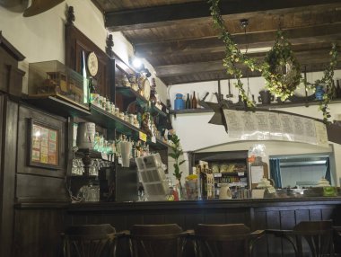Beroun, Çek Cumhuriyeti, Mart 23, 2019: Rahatlatıcı insanlarla merkezi Bohemian medved Berounsky adlı eski rustik geleneksel bira pub İçişleri
