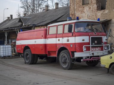 Beroun, Çek Cumhuriyeti, Mart 23, 2019: kırmızı itfaiyeciler kamyon gazisi Berounsky medved denilen Beroun bira avlusu üzerinde duran