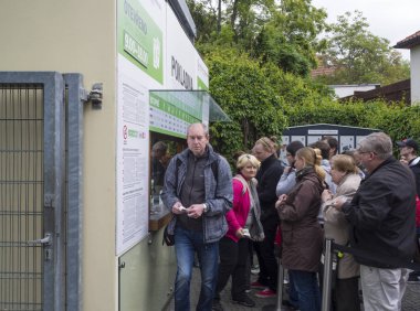 Çek Cumhuriyeti, Prag, 18 Mayıs 2019: Prag Hayvanat Bahçesi'nde nakit bilet rezervasyon ofisinde kuyrukta bekleyen bir grup insan, ödeme hattı