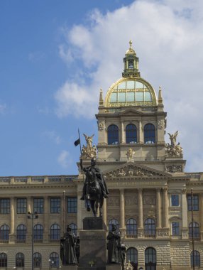 Orta Avrupa'da Prag'daki Wenceslas meydanı, Saint Wenceslas'ın binicilik heykeli ve Prag'ın tarihi merkezindeki Neorenaissance Ulusal Müzesi binası ile.