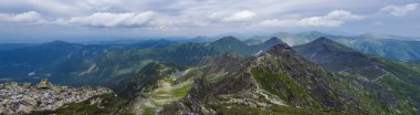 Batı Tatra dağlarında Rohac zirvesinden panoramik manzara veya sırtta yürüyüş parkuru ile Rohace panoraması. Keskin yeşil dağlar ve dağ gölleri Jamnicke plesa. Yaz mavigökyüzü beyaz bulutlar.