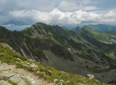 Batı Tatra Dağları veya Rohace Panoraması üzerinde Banikov zirvesinde görünüm. Keskin yeşil dağlar-Ostry rohac, placlive ve tepe üzerinde yürüyüş parkuru ile volovec. Yaz mavi gökyüzü beyaz bulutlar.