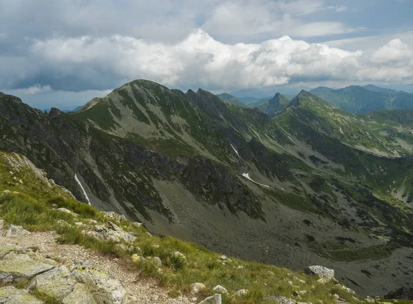 Batı Tatra Dağları veya Rohace Panoraması üzerinde Banikov zirvesinde görünüm. Keskin yeşil dağlar-Ostry rohac, placlive ve tepe üzerinde yürüyüş parkuru ile volovec. Yaz mavi gökyüzü beyaz bulutlar. — Stok fotoğraf