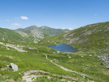 Jamnice sedlo eyer, Batı Tatras dağları, Rohace Slovakya, yaz güneşli gün mavi gökyüzü yeşil dağ zirveleri görünümü ile güzel canlı mavi dağ gölü Horne Jamnicke pleso