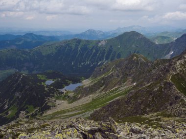 Batı Tatra Dağları veya Rohace Panoraması üzerinde Banikov zirvesinde görünüm. Keskin yeşil dağlar-Ostry rohac, placlive ve tepe üzerinde yürüyüş parkuru ile volovec. Yaz mavi gökyüzü beyaz bulutlar.