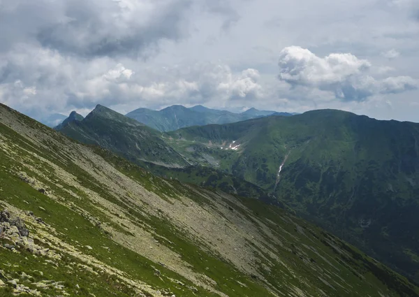 Widok z góry Banikov na grzbiecie Tatr Zachodnich lub Panorama Rohace. Ostre zielone góry-ostry Roháč i Plaćlive Peak. Lato błękitne niebo białe chmury. — Zdjęcie stockowe