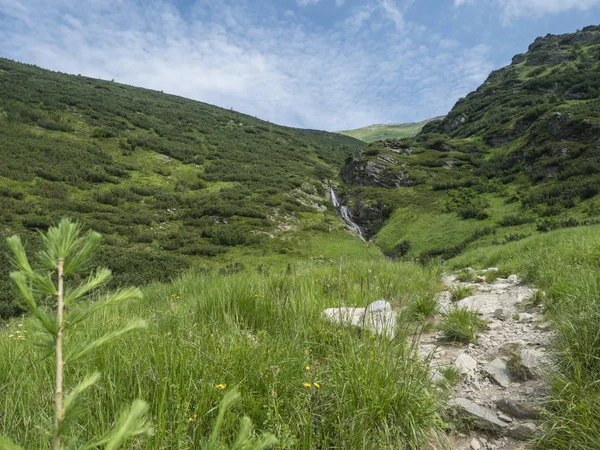 Wodospad sarafiovy Vodopad w pięknym letnim krajobrazie górskim w pobliżu Ziarska Chata w dolinie Ziarskiej w Tatrach Zachodnich na Słowacji — Zdjęcie stockowe