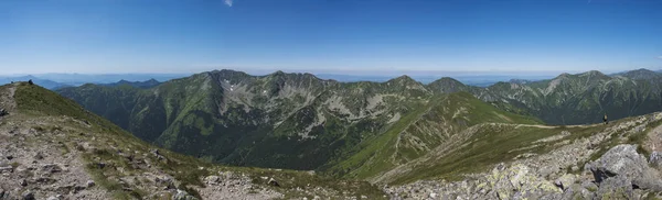 Panoramatický výhled z Baranec vrcholu na západní Tatry nebo Rohace Panorama. Ostré zelené hory-Ostry rohac, placlive a Volovec s pěší turistikou na hřebeni. Letní modré nebe bílé mraky. — Stock fotografie