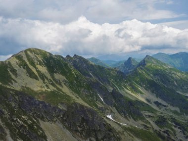 Batı Tatra Dağları veya Rohace Panoraması üzerinde Banikov zirvesinde görünüm. Keskin yeşil dağlar-Ostry rohac, placlive ve tepe üzerinde yürüyüş parkuru ile volovec. Yaz mavi gökyüzü beyaz bulutlar.