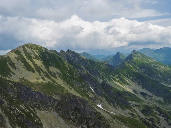 Vista desde el pico Banikov en las montañas occidentales de Tatra o el panorama de Rohace. Montañas verdes agudas - rohac ostry, placlive y volovec con sendero de senderismo en la cresta. Verano cielo azul nubes blancas . — Foto de Stock