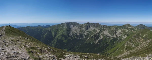 Panoramatický výhled z Baranec vrcholu na západní Tatry nebo Rohace Panorama. Ostré zelené hory-Ostry rohac, placlive a Volovec s pěší turistikou na hřebeni. Letní modré nebe bílé mraky. — Stock fotografie