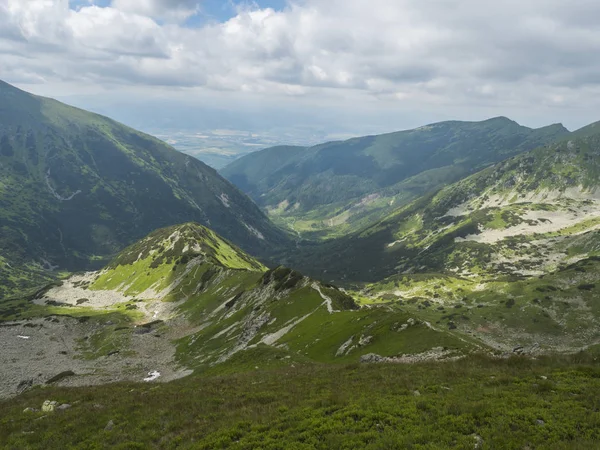 Kaya kayalar, patika Trail, cüce fırçalama çam ve yeşil dağ zirveleri ile dağ Vadisi smutna Dolina üzerinde smutne Sedlo görünüm. Batı Tatras Dağları, Rohace Slovakya, yaz, mavi gökyüzü — Stok fotoğraf