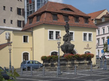 Zittau, Saksonya, Almanya, 11 Temmuz 2019: Zittau'nun eski pazar meydanında barok çeşme. Tarihi eski şehir yaz güneşli gün, mavi gökyüzü