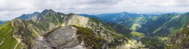 Batı Tatra dağları veya Rohace panorama placlive zirvesinden panoramik görünümü. Keskin yeşil dağlar ve göl rohacske pleso, ostry rohac, hruba kopa ve volovec sırt üzerinde yürüyüş izi ile. Yaz