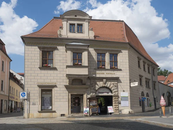 Zittau, Sajonia, Alemania, 11 de julio de 2019: Casa antigua con heladería en la plaza del mercado de Zittau. Histórico casco antiguo verano día soleado, cielo azul — Foto de Stock