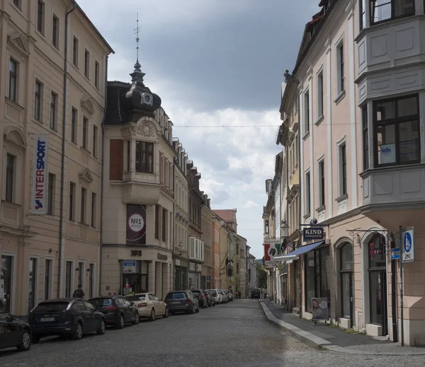 Zittau, Sajonia, Alemania, 11 de julio de 2019: Calles del casco antiguo histórico de Zittau Día soleado de verano, fondo azul del cielo — Foto de Stock