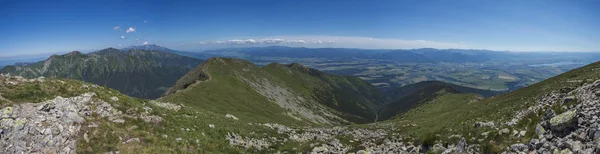 Široký panoramatický výhled s vrcholem vrcholu Baranec na západních Tatrských horách nebo Rohace Panorama. Ostře zelené hory s pěší turistikou na hřebeni. a údolí Liptov. Letní modré nebe — Stock fotografie