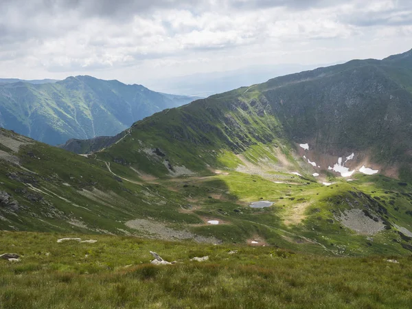 Batı Tatra dağları veya Rohace panorama üzerinde Ostry Rohac zirvesinden görünümü. Sırtüzerinde yürüyüş parkuru ile keskin yeşil dağ zirveleri. Yaz mavigökyüzü beyaz bulutlar. — Stok fotoğraf