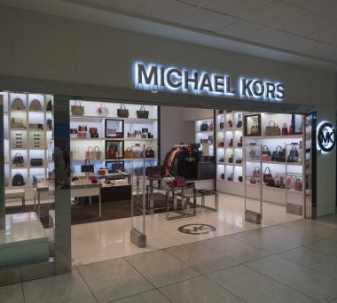Prag, Çek Cumhuriyeti, 29 Temmuz 2019: Prag havaalanı üzerindeki Michael Kors mağazasının girişi. Michael Kors lüks tasarımcı çanta, saat, ayakkabı ve giyim için Abd mağazası