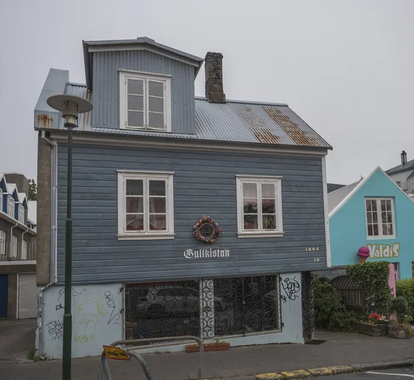 Islândia, Reykjavik, 30 de julho de 2019: rua no centro de Reykjavik com antiga casa histórica de chapa azul — Fotografia de Stock