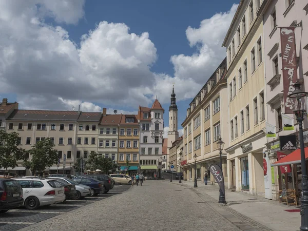 Zittau, Sajonia, Alemania, 11 de julio de 2019: Antigua plaza del mercado de Zittau con la iglesia de San Pablo. Histórico casco antiguo verano día soleado, cielo azul — Foto de Stock