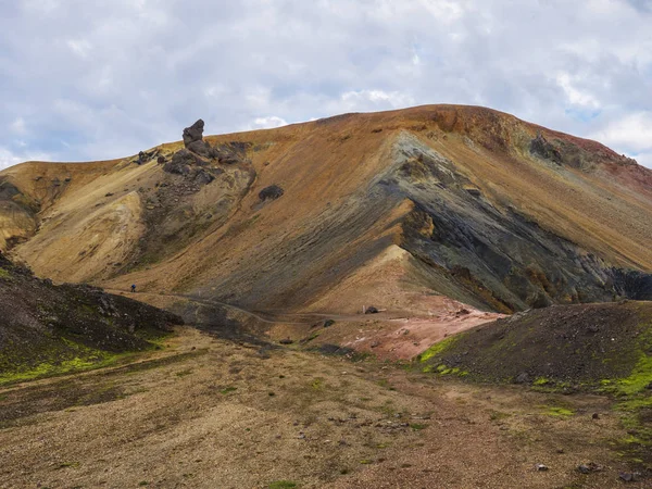 Colorido Brennisteinsalda montanha é um dos mais belos e multicoloridos vulcões em Landmannalaugar área de Fjallabak Reserva Natural na região das Terras Altas da Islândia — Fotografia de Stock