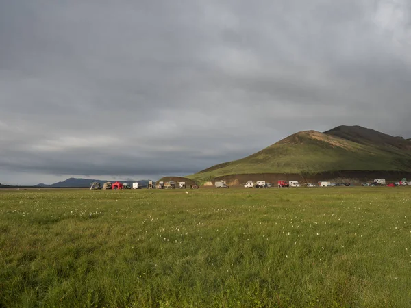 아이슬란드, 란드만날라우가르, 2019년 7월 30일: 자동차, 텐트, 관광객, 등산객이 있는 란드만날라우가르 캠프 장에서 유명한 아이슬란드 라우가베구르 트레킹을 준비하는 모습 — 스톡 사진