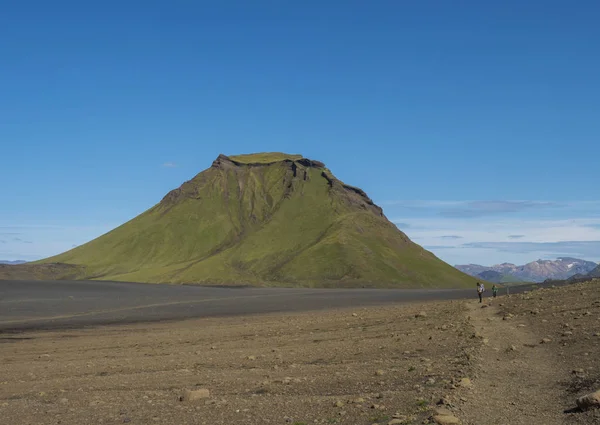 Πανοραμική θέα στο πράσινο βουνό του Αλτάφελ στο ηφαιστειακό τοπίο πίσω από την κατασκήνωση Emstrur με πεζοπόρους στο Laugavegur Τρεκ στην περιοχή του Φιλαλαμπάκ φυσικό καταφύγιο σε υψίπεδα της Ισλανδίας — Φωτογραφία Αρχείου