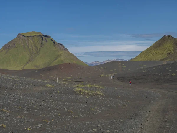 Panoramatický výhled na zelenou horu Hattafell v sopečné krajině za kempem Emstrur na Laugavegur trek v oblasti přírodní rezervace Fjallabak na Islandu — Stock fotografie