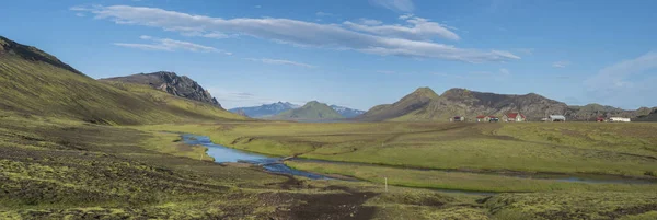 Paisagem panorâmica com cabanas de montanha no local de acampamento no lago azul Alftavatn com rio, colinas verdes e geleira em bela paisagem da Reserva Natural Fjallabak nas Terras Altas da Islândia — Fotografia de Stock