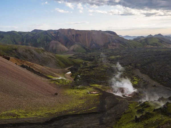 Színes Rhyolit hegyi panorma tarka vulkúk és geotermikus Fumarole és Landmannalaugar területén Fjallabak természetvédelmi terület a felvidék Izland — Stock Fotó