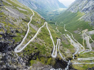 Trollstigen veya Trolls Yolu Trollstigveien ünlü serpantin dağ yolu norveç ulusal doğal rota Geiranger Trollstigen Daha og Romsdal ilçe üzerinde geçmek bakış açısından