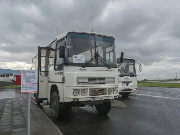 Güney İzlanda, Çevre yolu, Temmuz 30, 2019: İki beyaz Mercedes otobüs, thosmork ve Landmannalaugar offroad gezisi için dört tekerlekten çekiş otobüs, çevre yolu üzerinde durdurmak, karamsar gökyüzü.